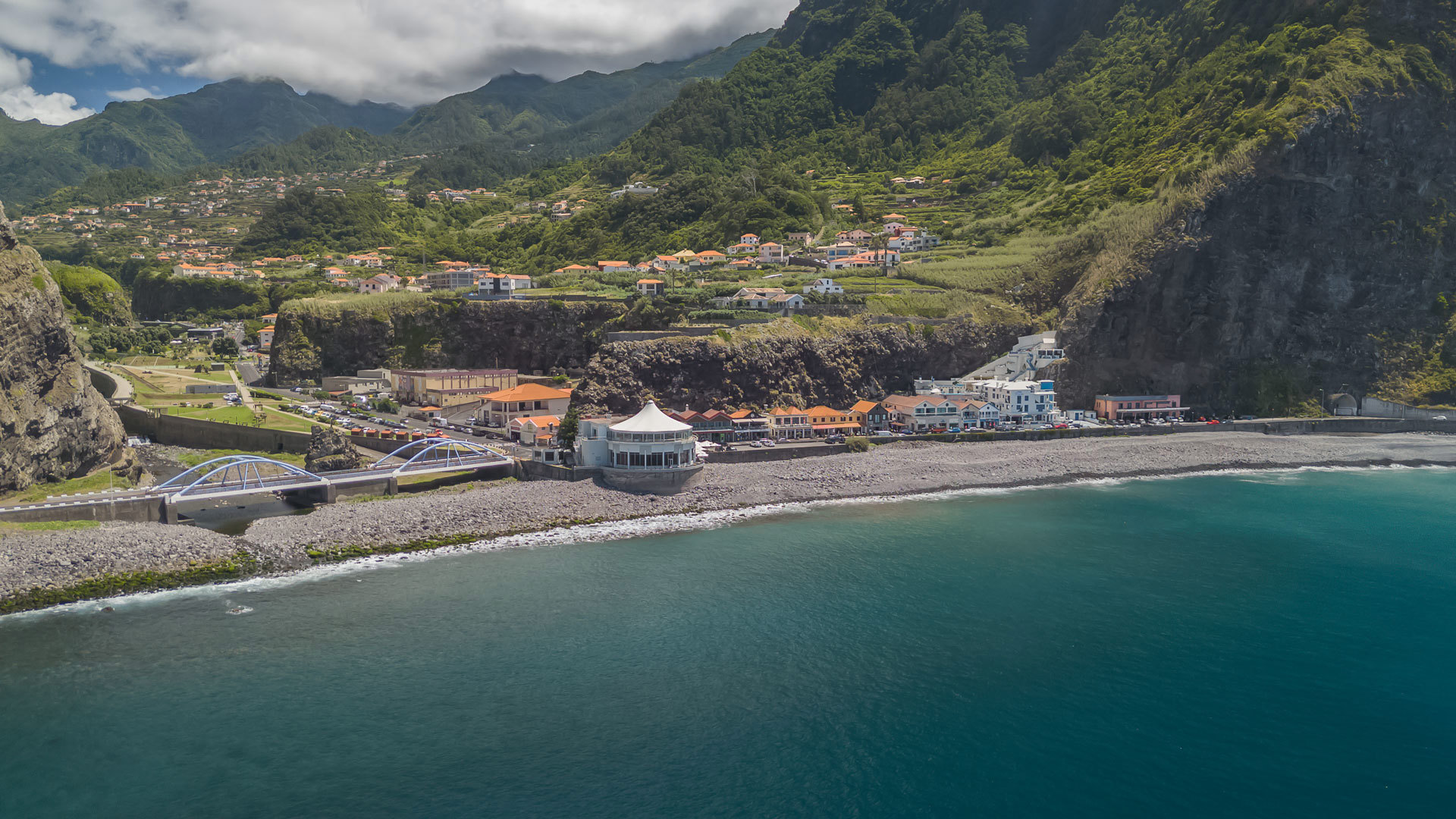 Häuser im Tal mit Meer und Wolken auf Madeira.