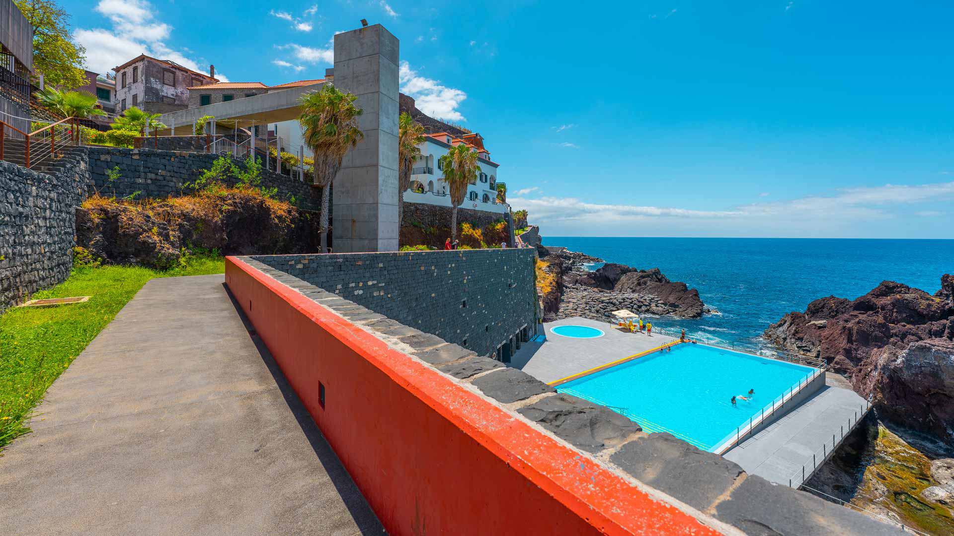 Câmara de Lobos: el pueblo pesquero de Madeira que enamoró a Churchill (y es el 6º Mejor Destino de Europa en 2026) Paseo marítimo elevado sobre pilares entre Funchal y Câmara de Lobos