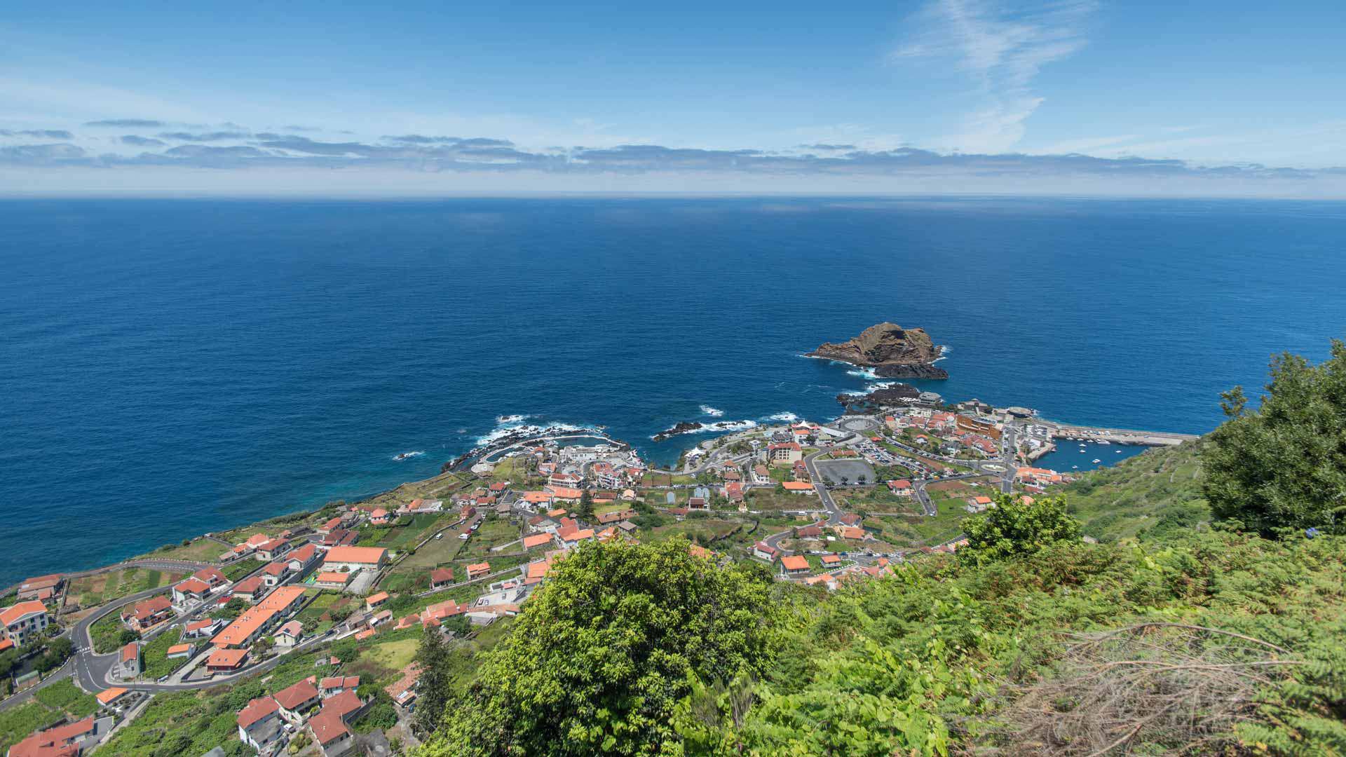 Maisons sur la pente avec vue sur la mer à Madère.
