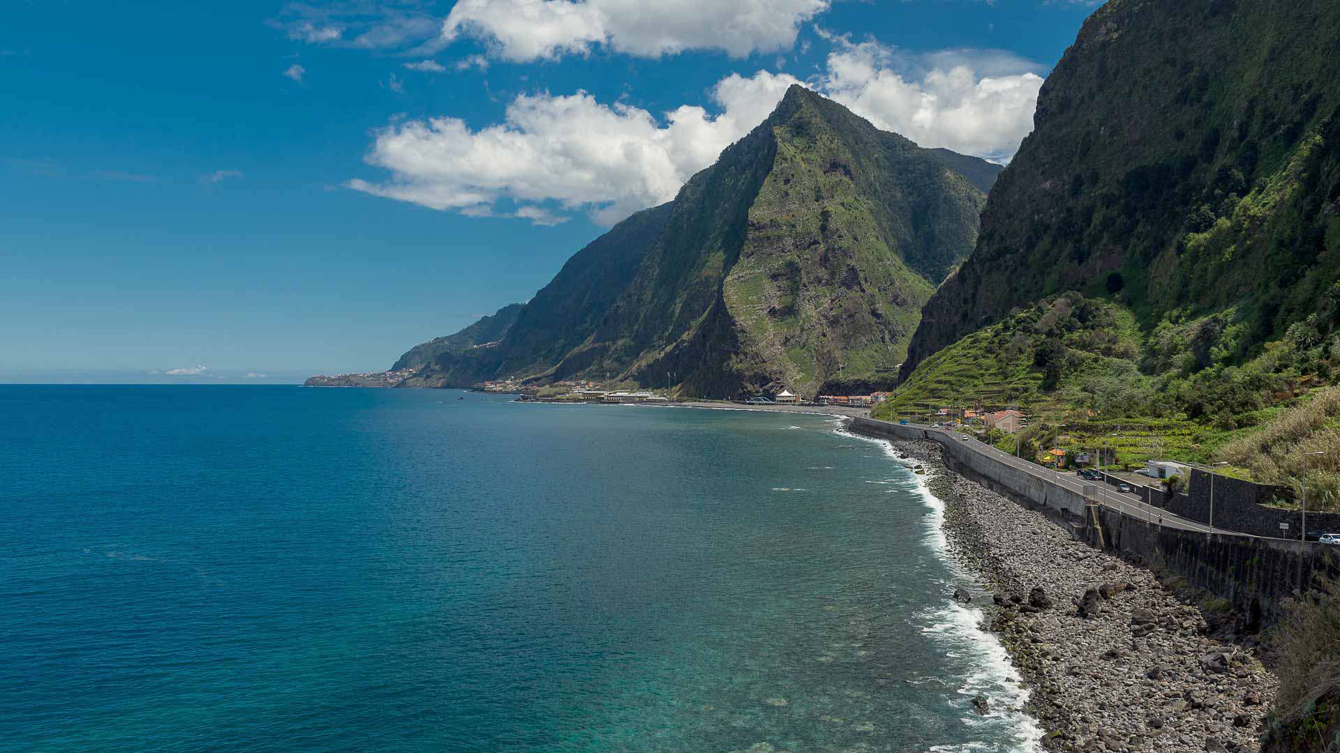 Mer avec plage de galets et montagnes à Madère.