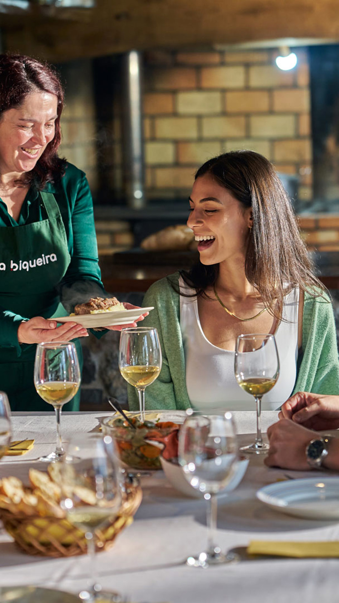 Personnes partageant un moment convivial lors d’un repas dans un restaurant de l'île de Madère.