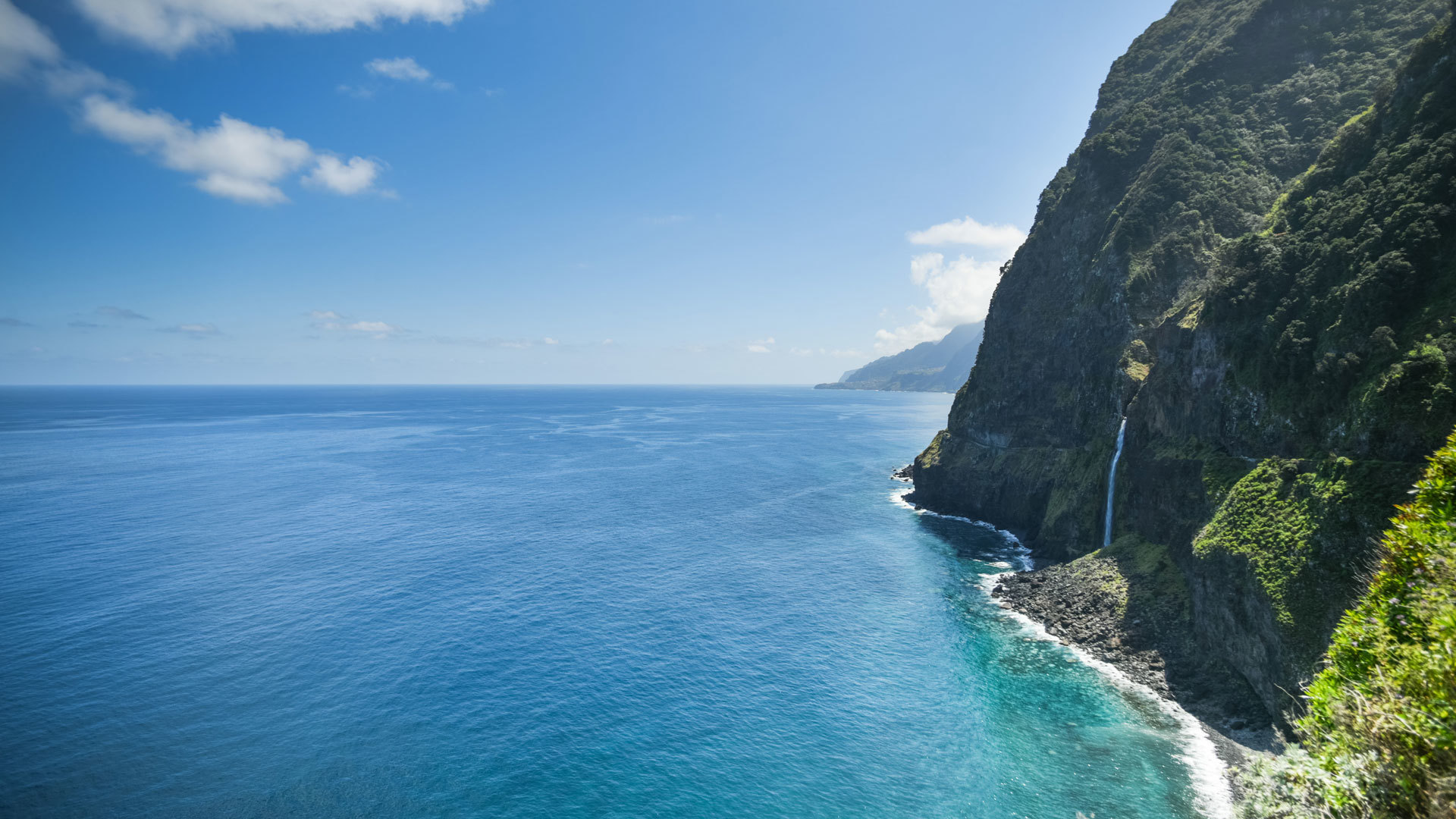 Aussichtspunkt mit Wasserfall, Berg und Meer in der Landschaft von Madeira.