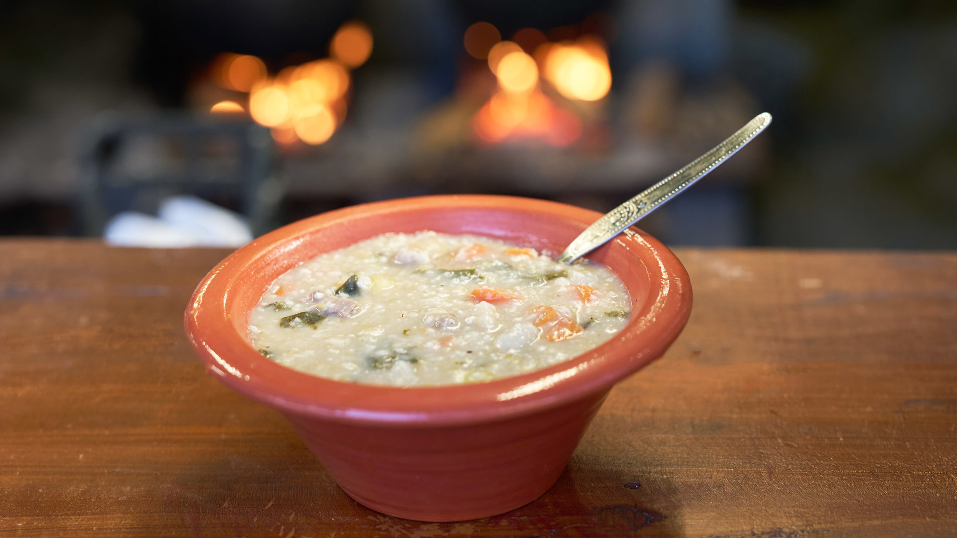 Bol de soupe de blé posé sur une table sur l'île de Madère.