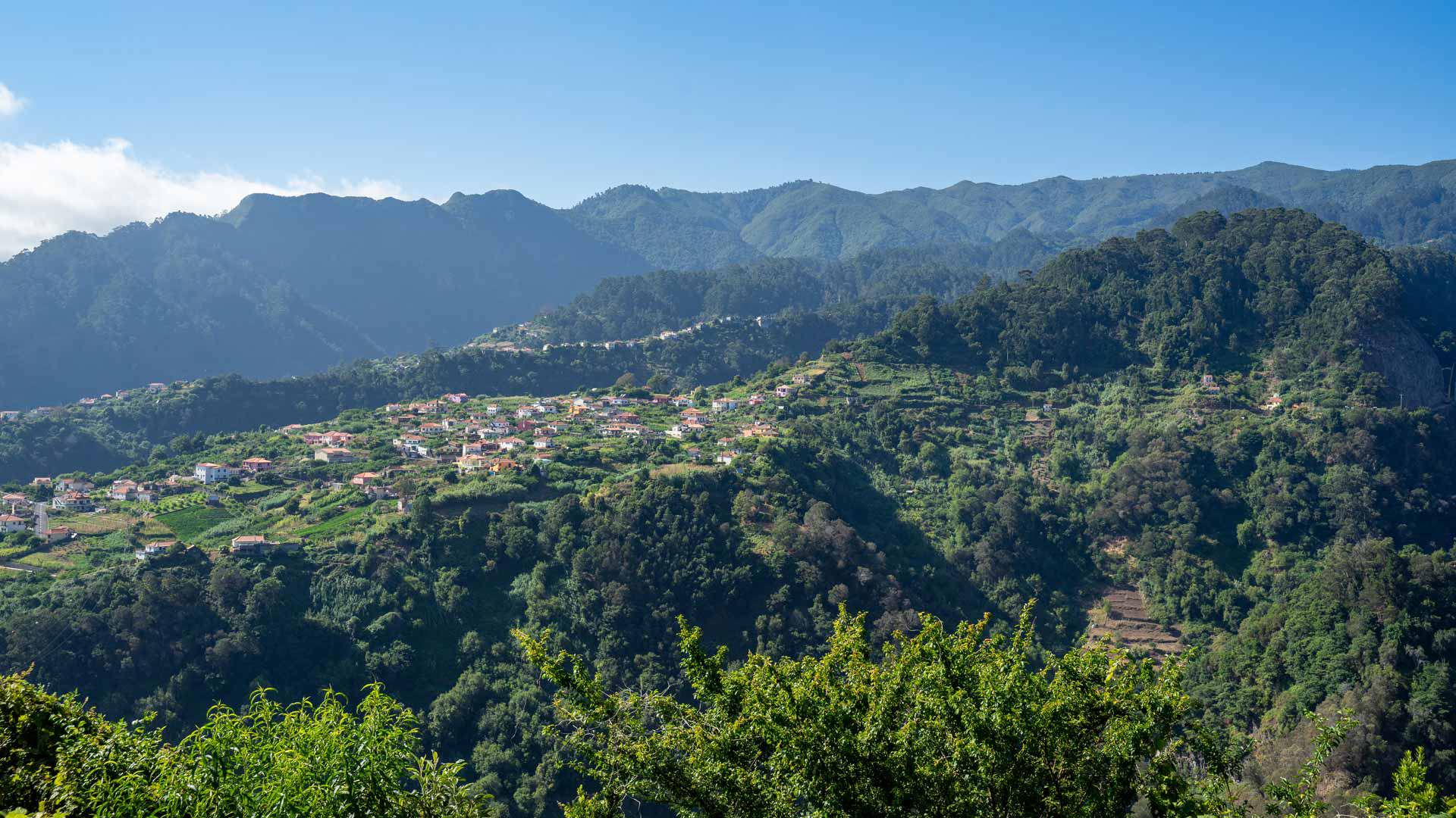 Montañas verdes con valle y cielo en Madeira.