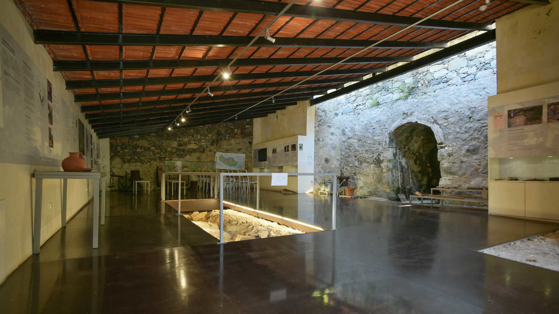 Museu com exposição iluminada na Madeira.