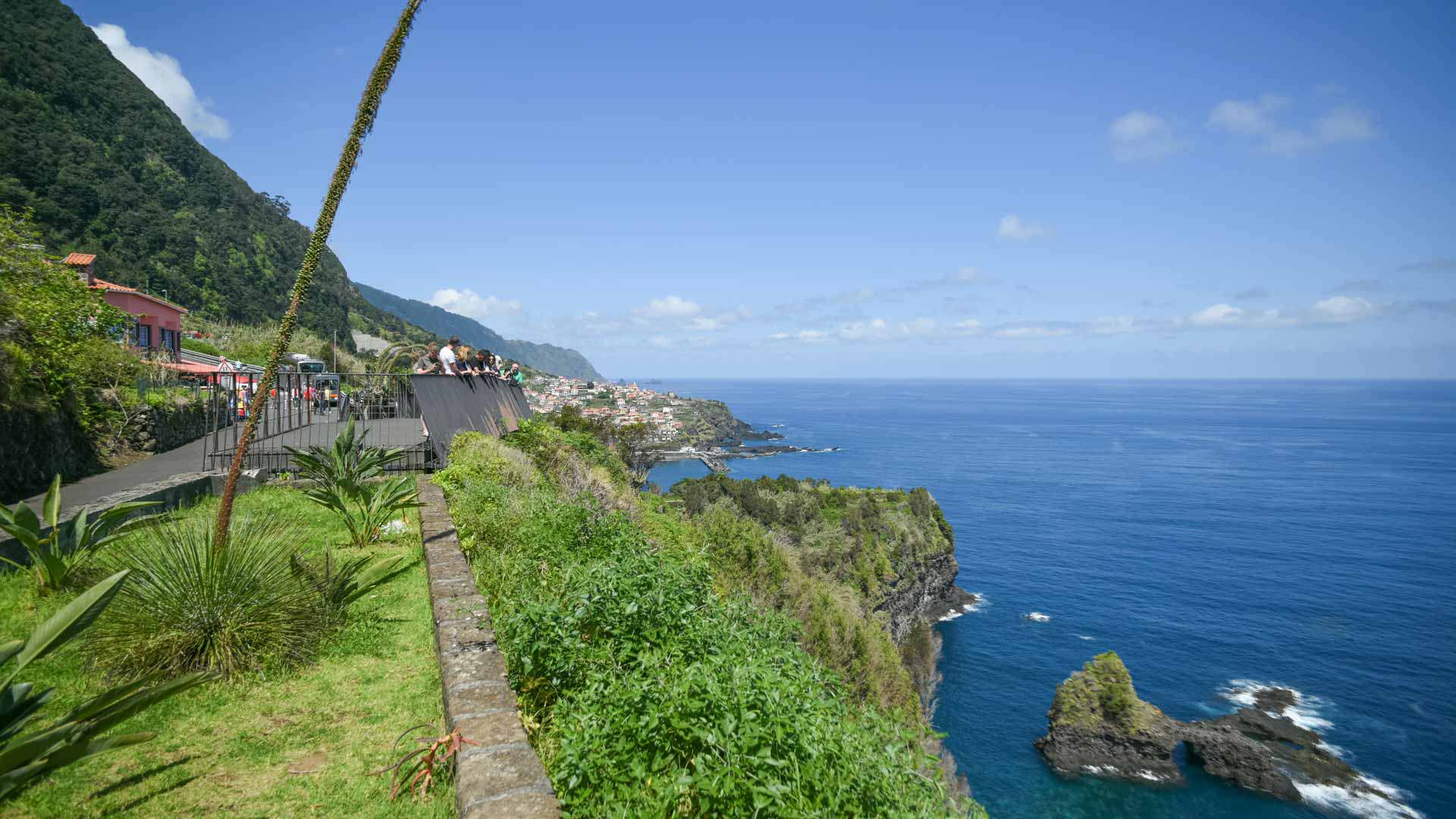 Personnes au belvédère avec vue sur la mer et la végétation à Madère.