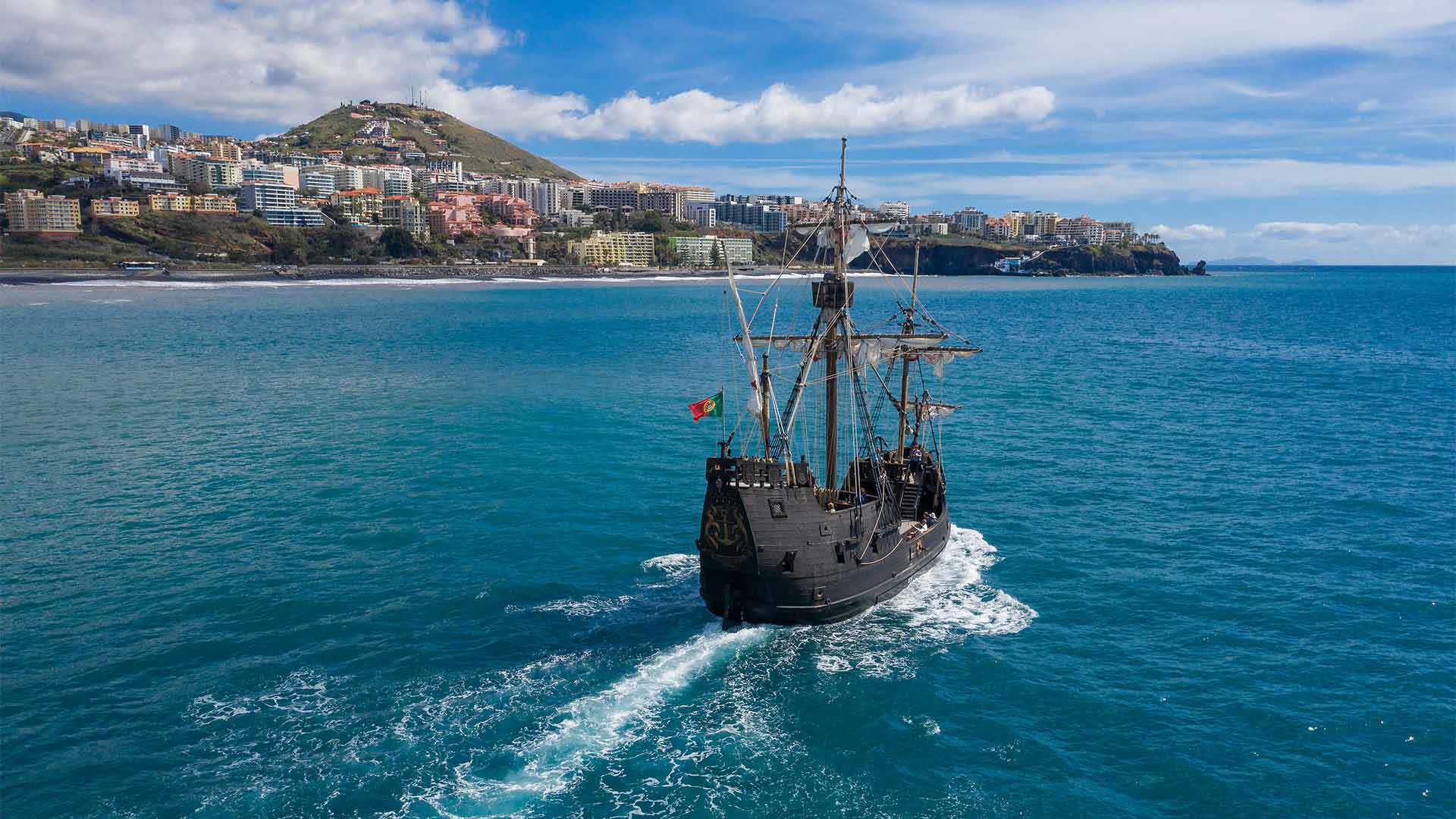 Passeios de barco madeira 8