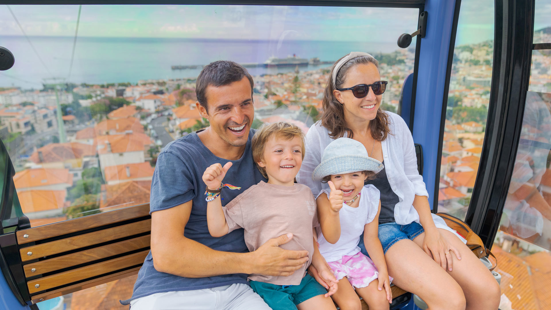 Familie genießt die Seilbahn in Monte, Madeira.
