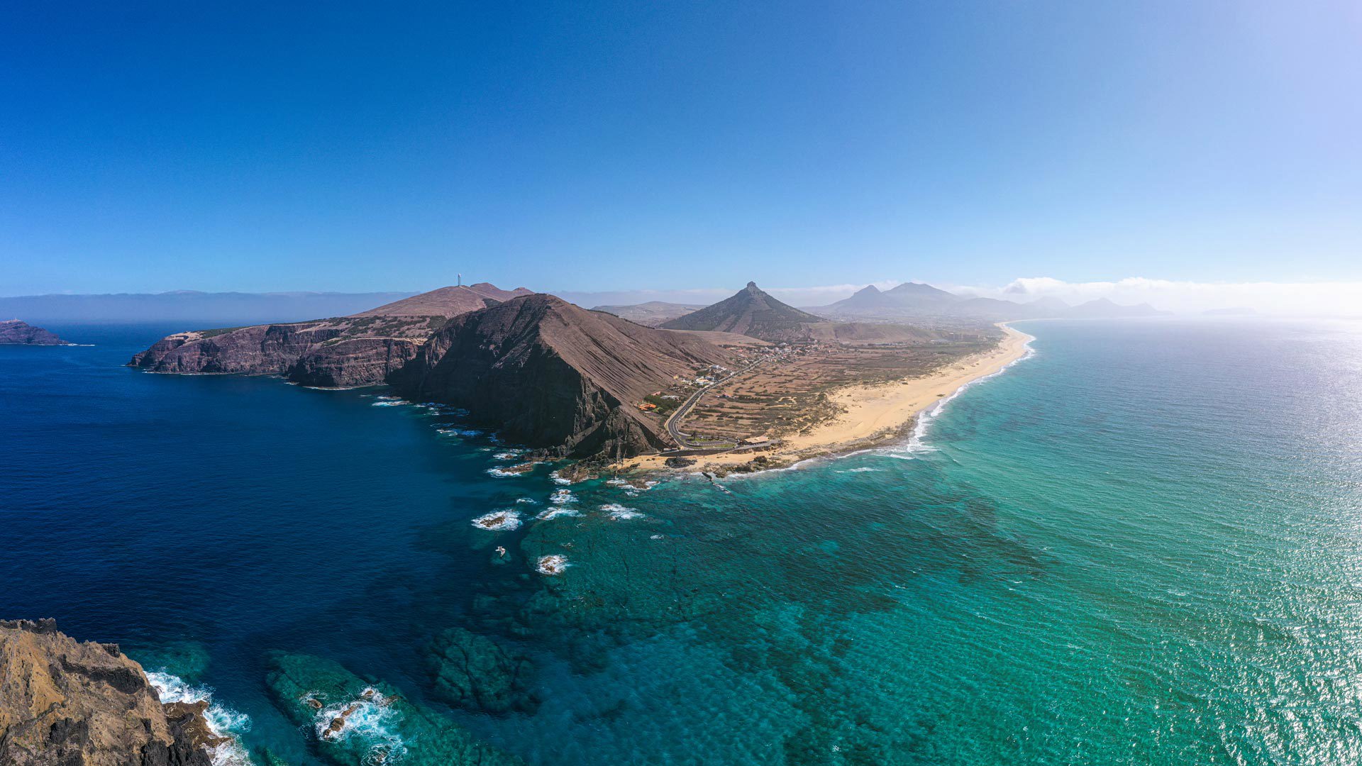 Isla de Porto Santo con mar y cielo azul.
