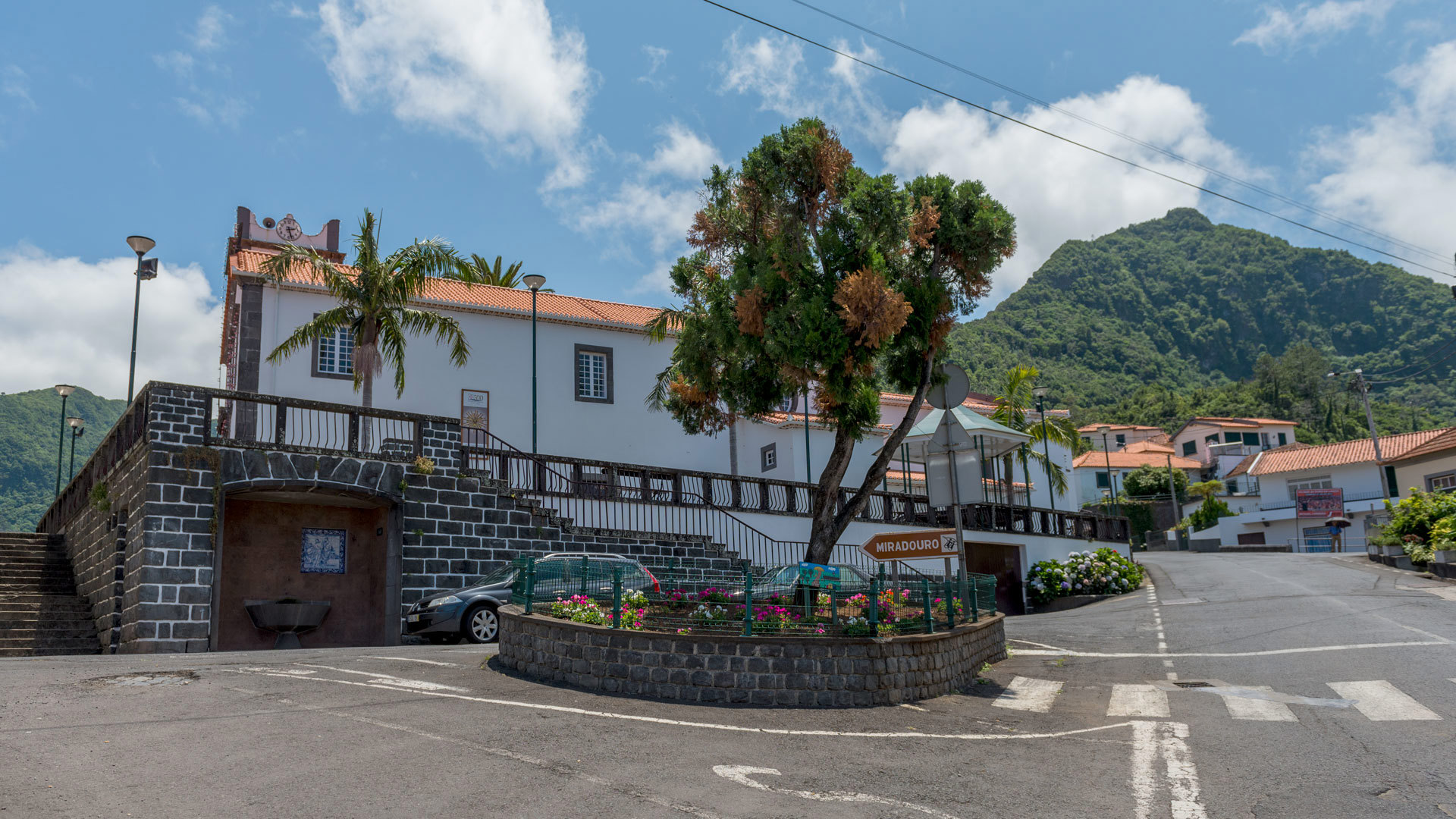 Route avec maisons et montagne en arrière-plan.