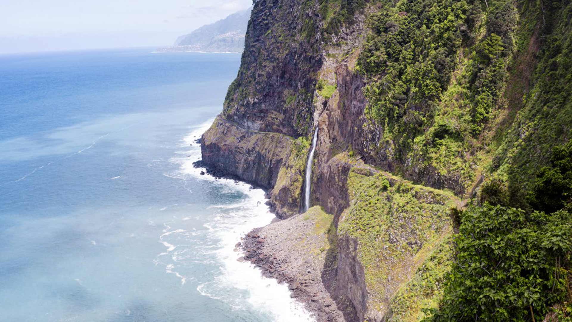 Mirador con vista a cascada y mar en Madeira.
