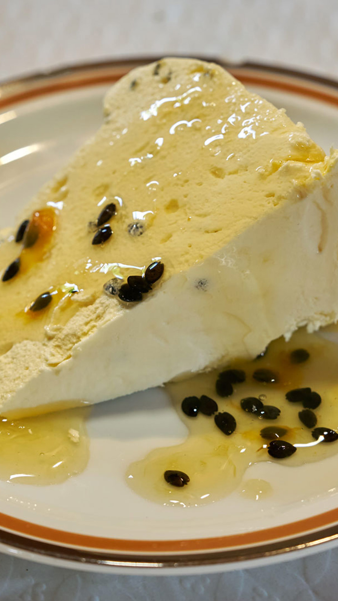 Teller mit Passionsfruchtpudding, einem traditionellen Dessert der Insel Madeira.