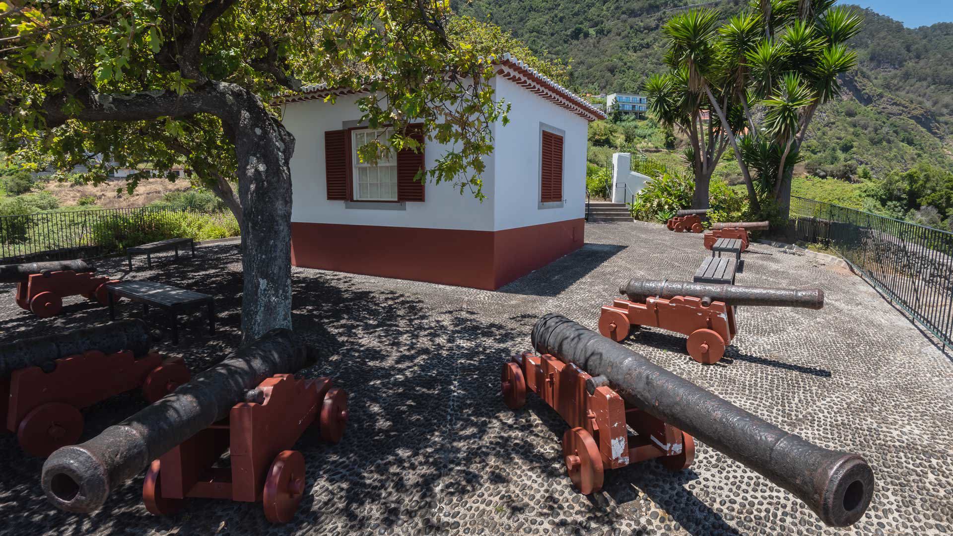 House near viewpoint with views of nature in Madeira. 