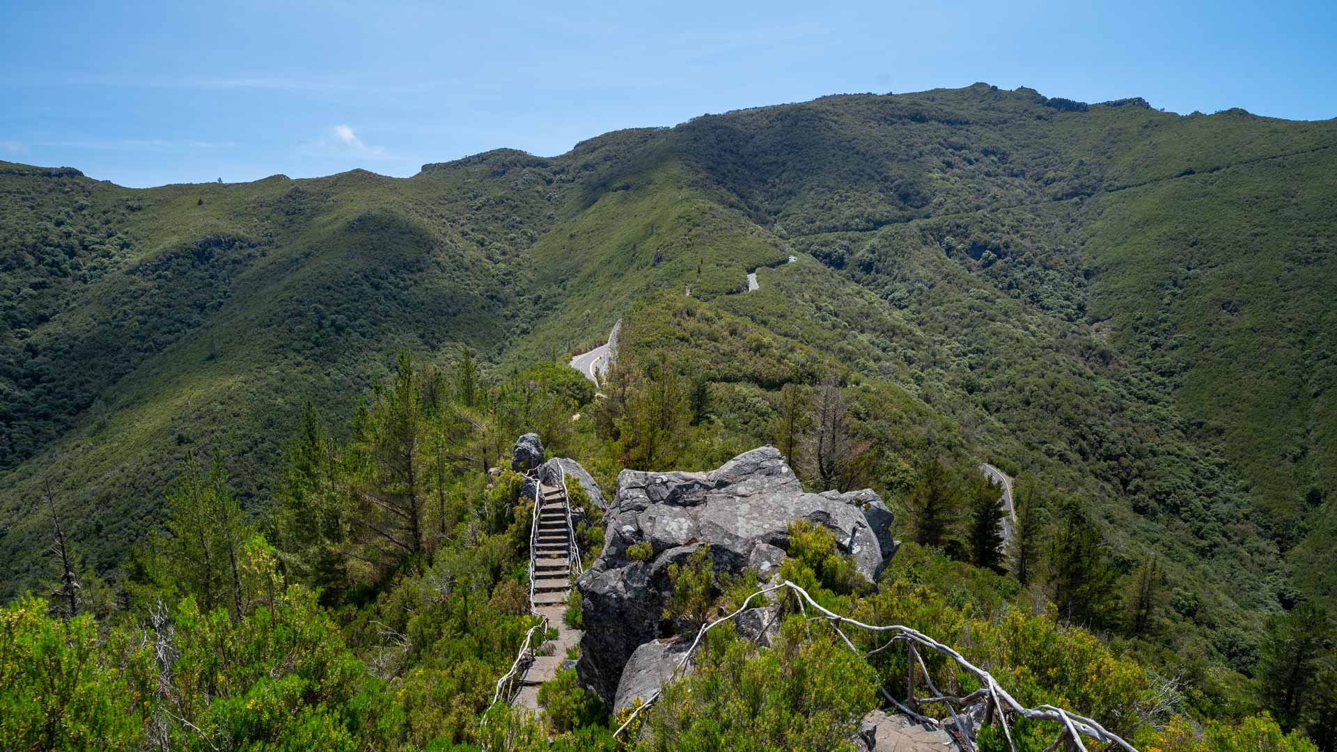 Structure en pierre sur une montagne avec végétation verte à Madère.