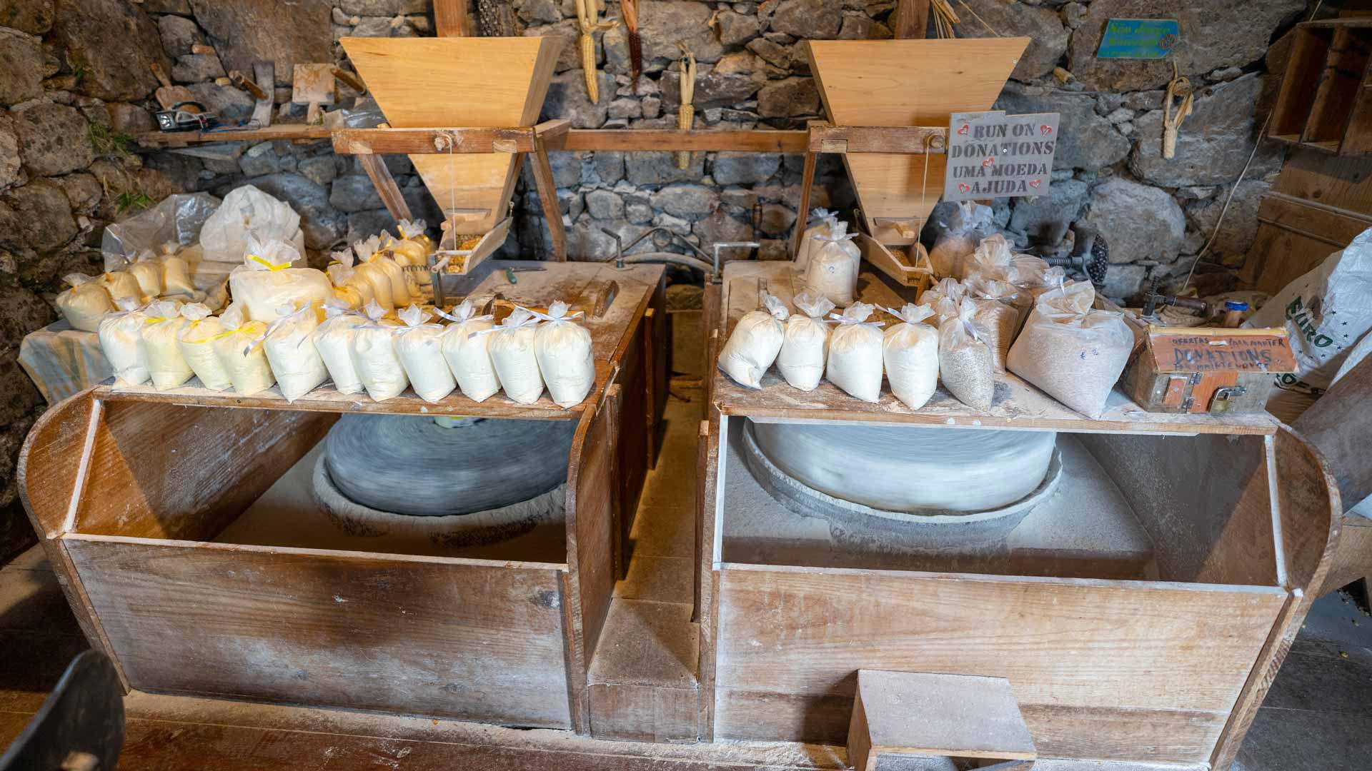 Alte Mühlen in einem Steinhaus auf Madeira.