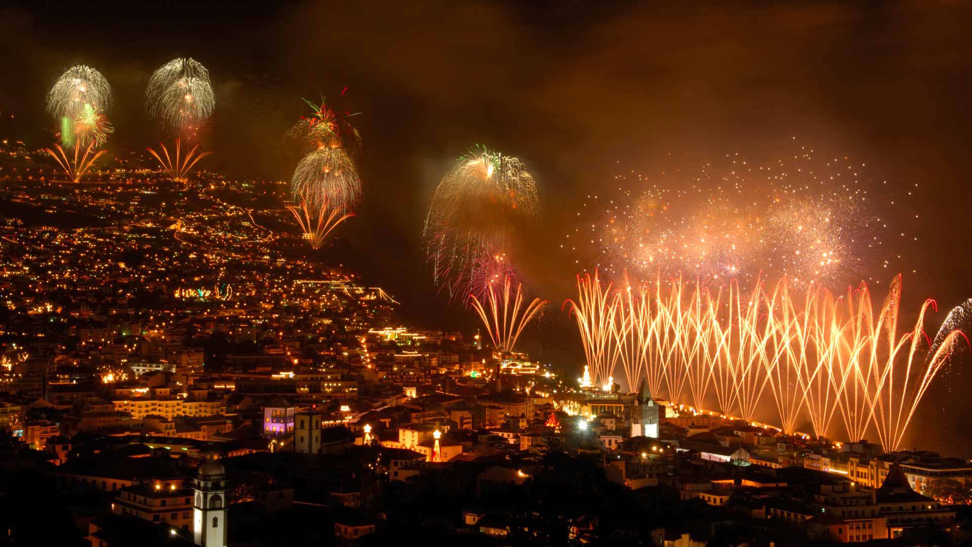 Fuegos artificiales de fin de año en la bahía de Funchal, Madeira.