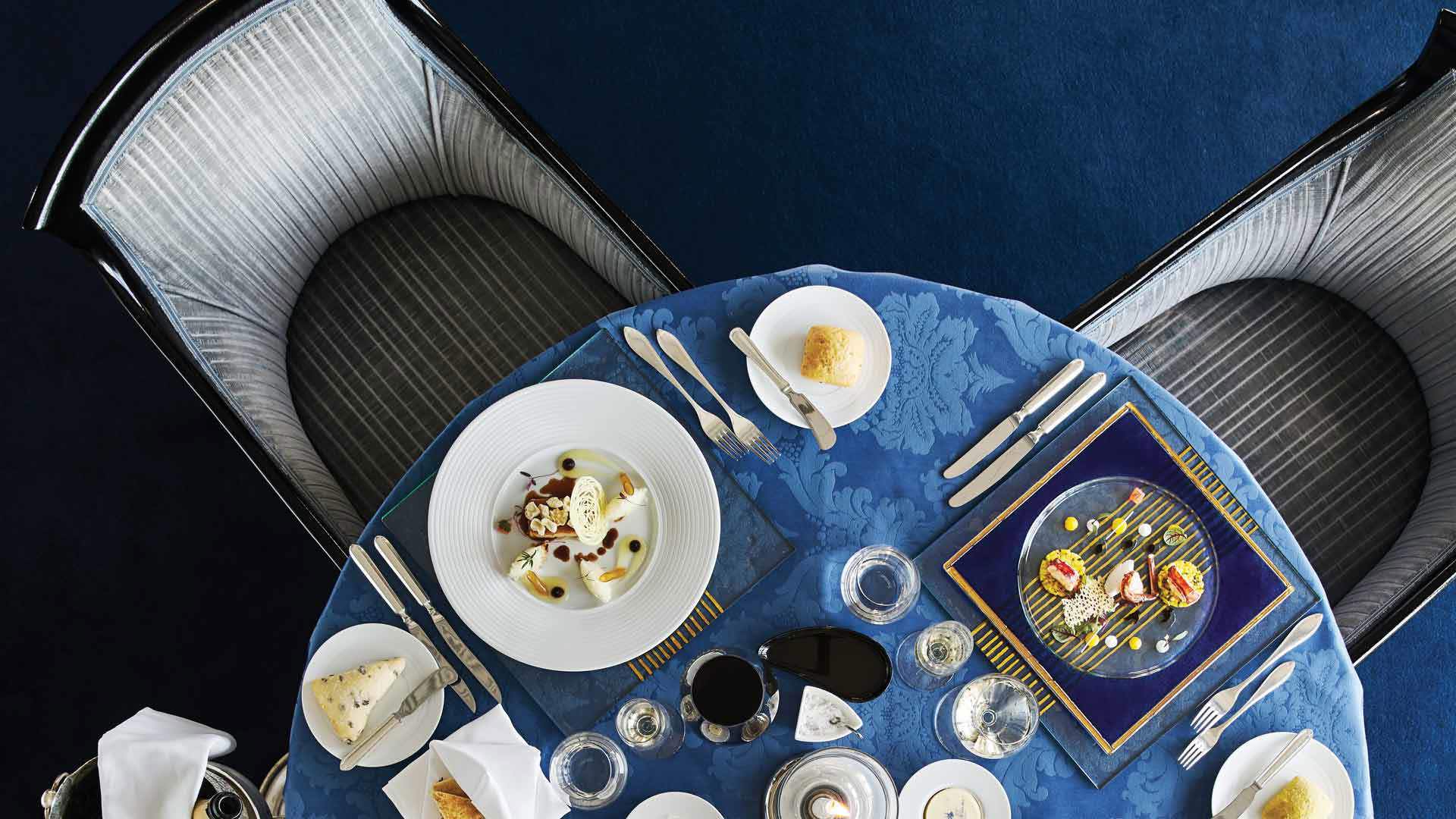 Gedeckter Tisch mit Gerichten der zeitgenössischen Küche im Ritz.