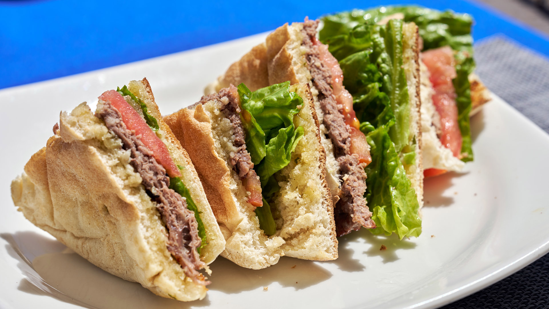 Assiette avec prego no bolo do caco, une spécialité gastronomique traditionnelle de l'île de Madère.