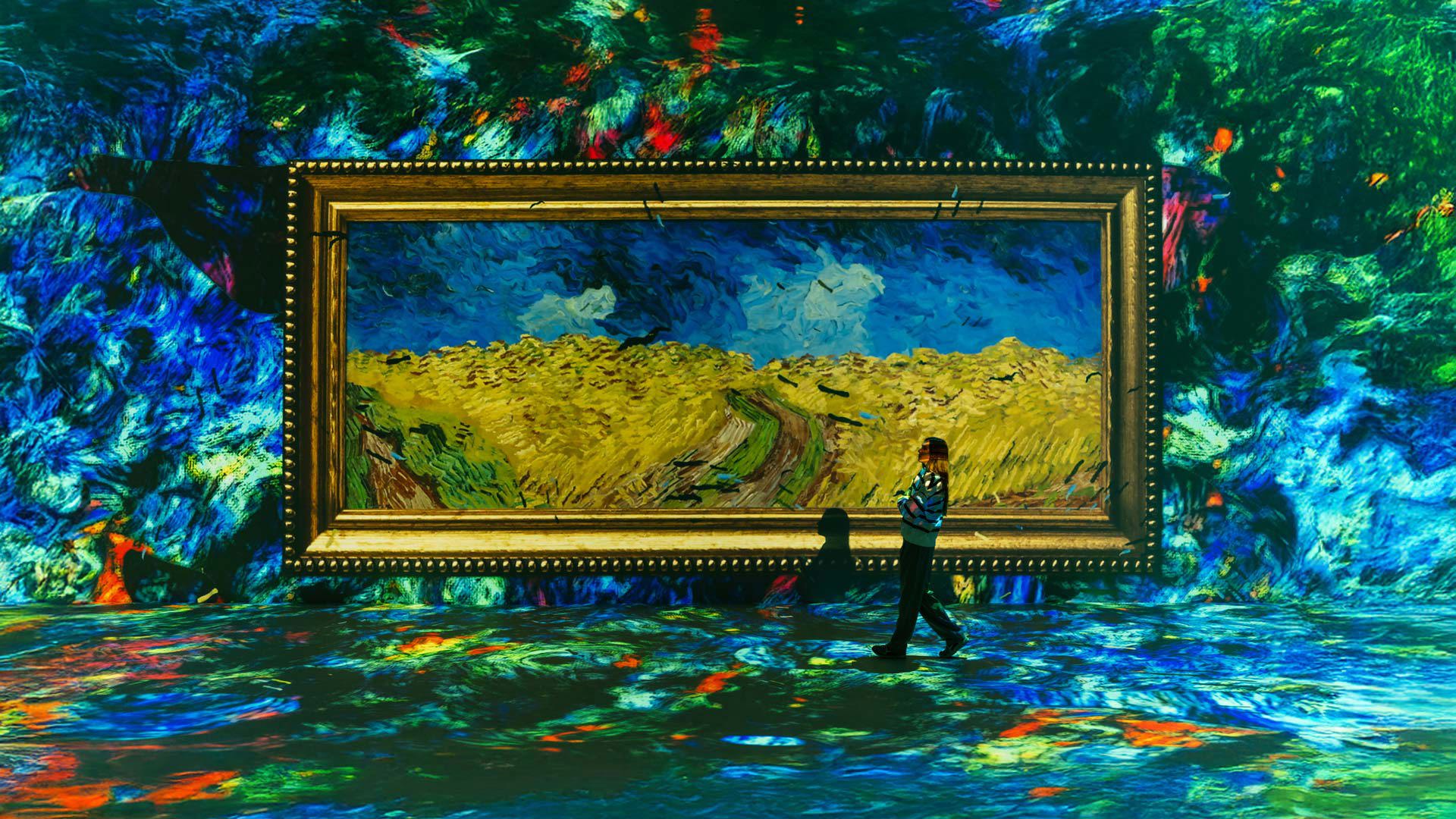 Frau betrachtet ein großformatiges Gemälde an einer beleuchteten Wand