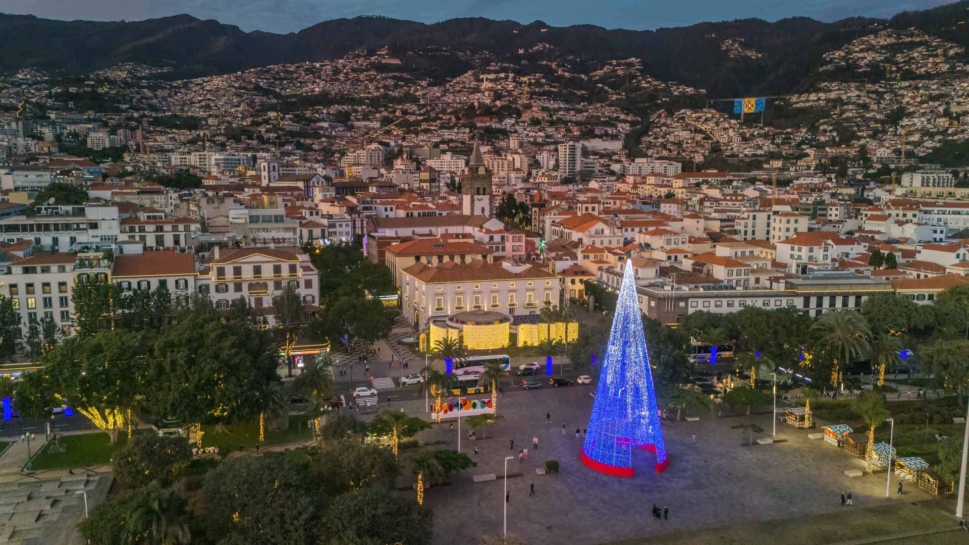 Árbol de Navidad y luces de Navidad en Funchal, Madeira.