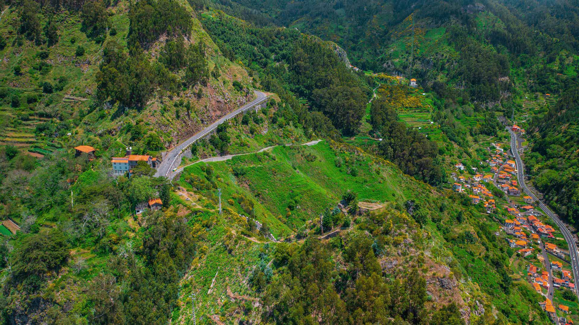 Luftaufnahme des Aussichtspunkts Pico da Murta mit Bergen und Vegetation auf Madeira.
