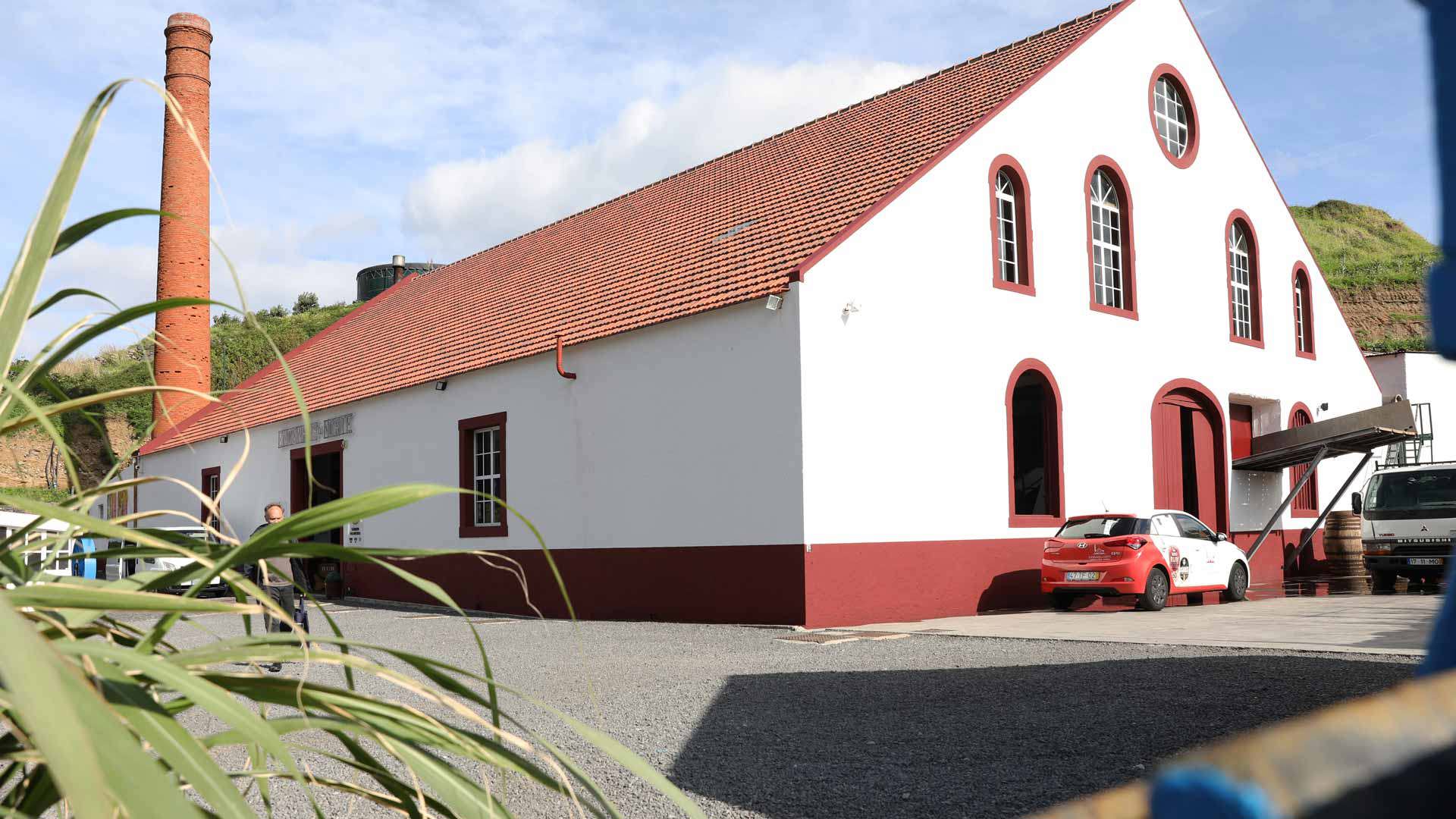 Fábrica de produção de rum agrícola da Madeira.