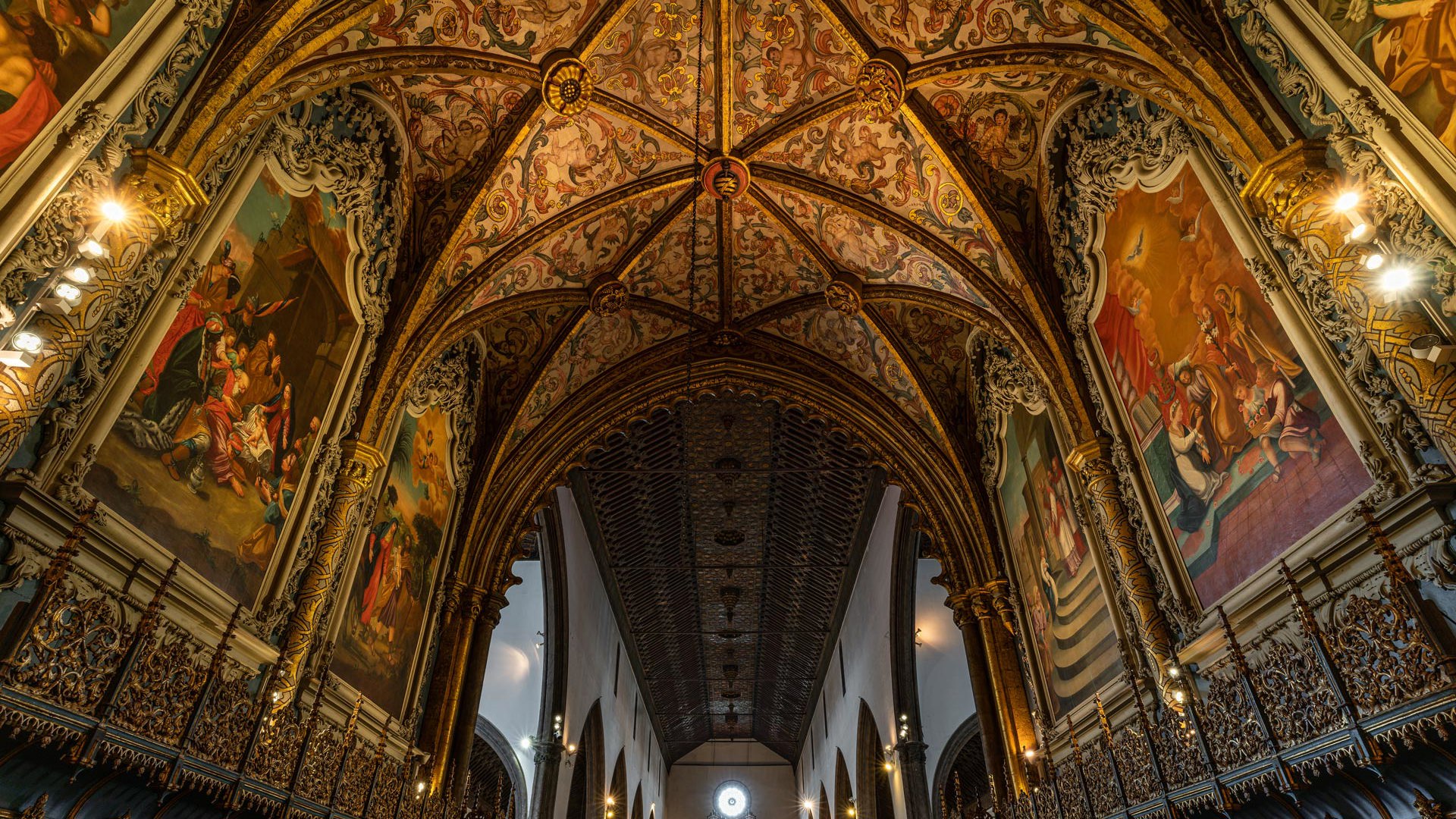Interior of the Sé Cathedral highlighting the ceiling.