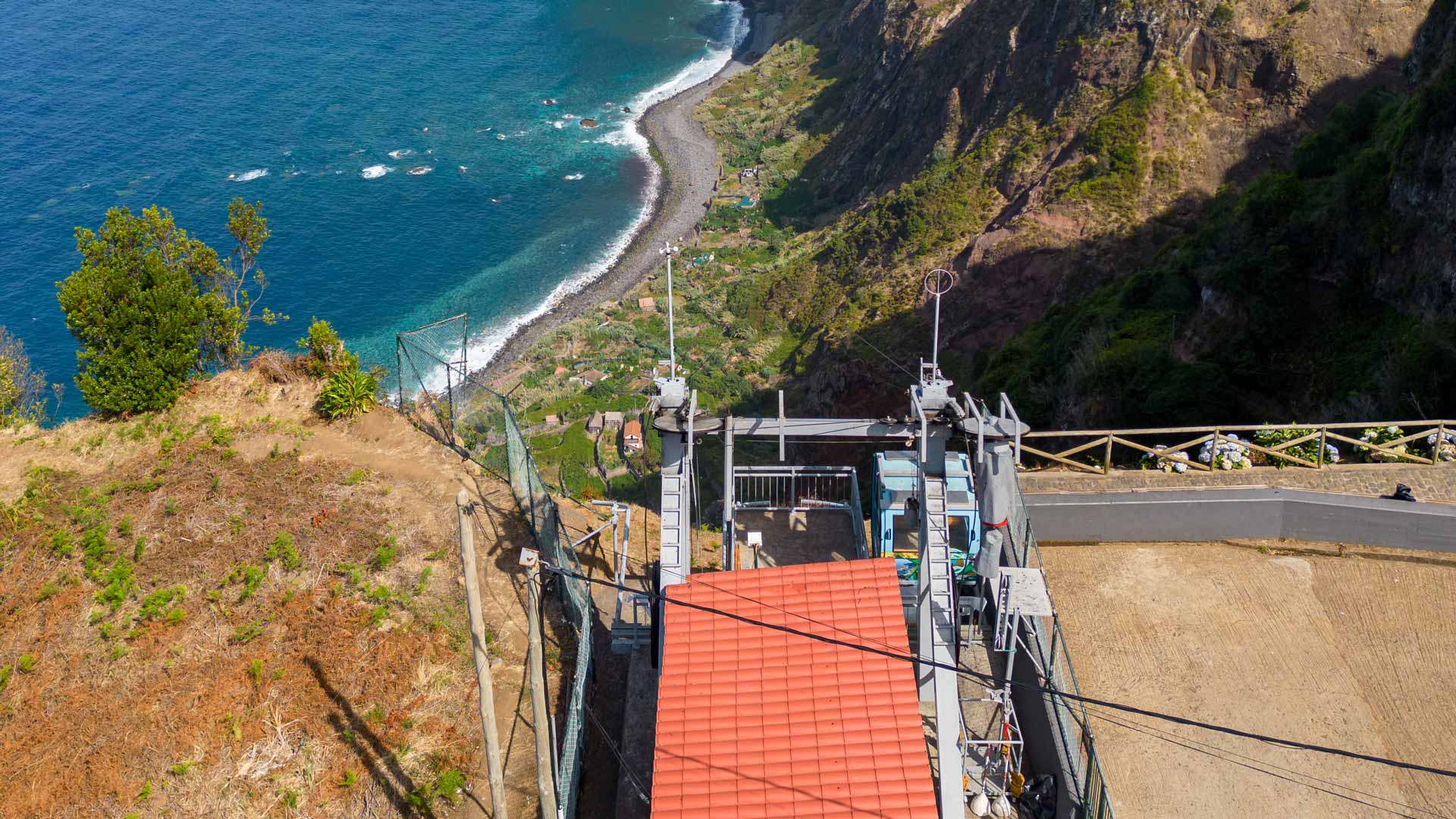 Nature sur la pente au bord de la mer à Madère.