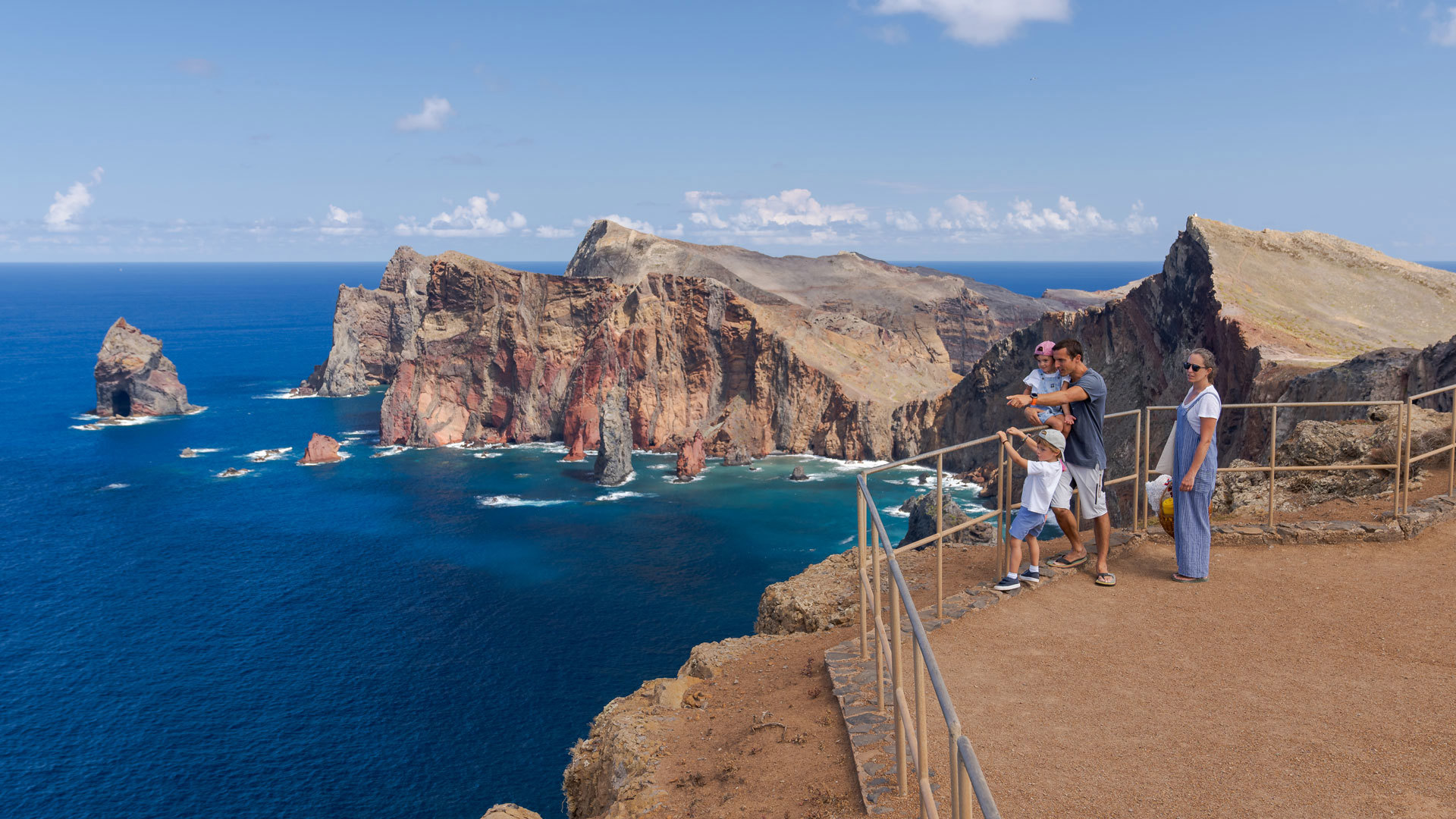 Familie an der Ponta de São Lourenço mit Blick auf das Meer und den Hang.