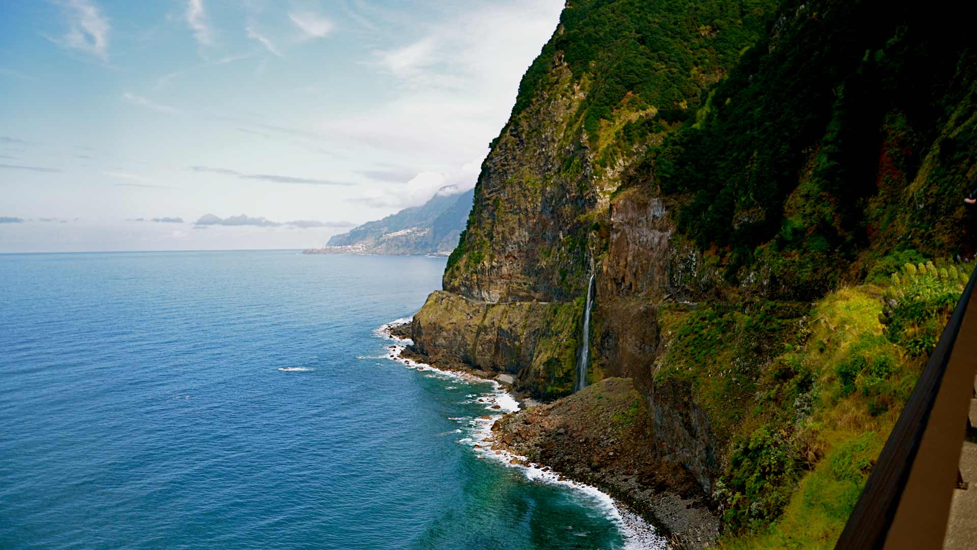Belvédère avec vue sur cascade et mer à Madère.