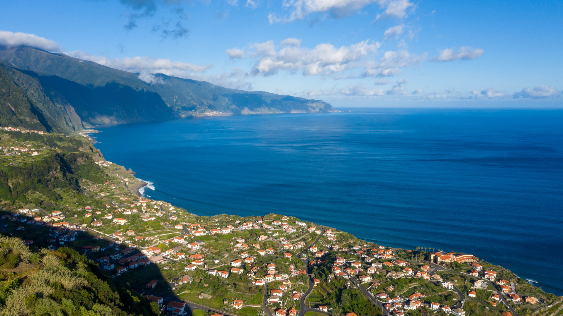 Côte avec maisons près de la mer calme à Madère.