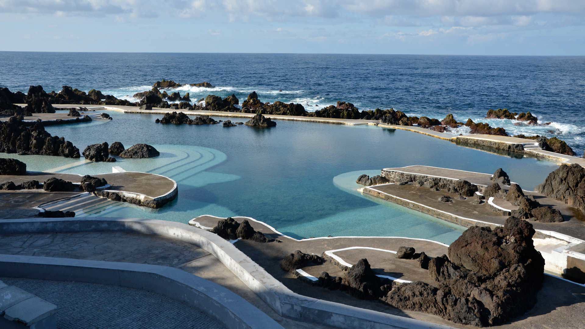 Piscinas naturais formadas por rochas no Porto Moniz, Madeira.