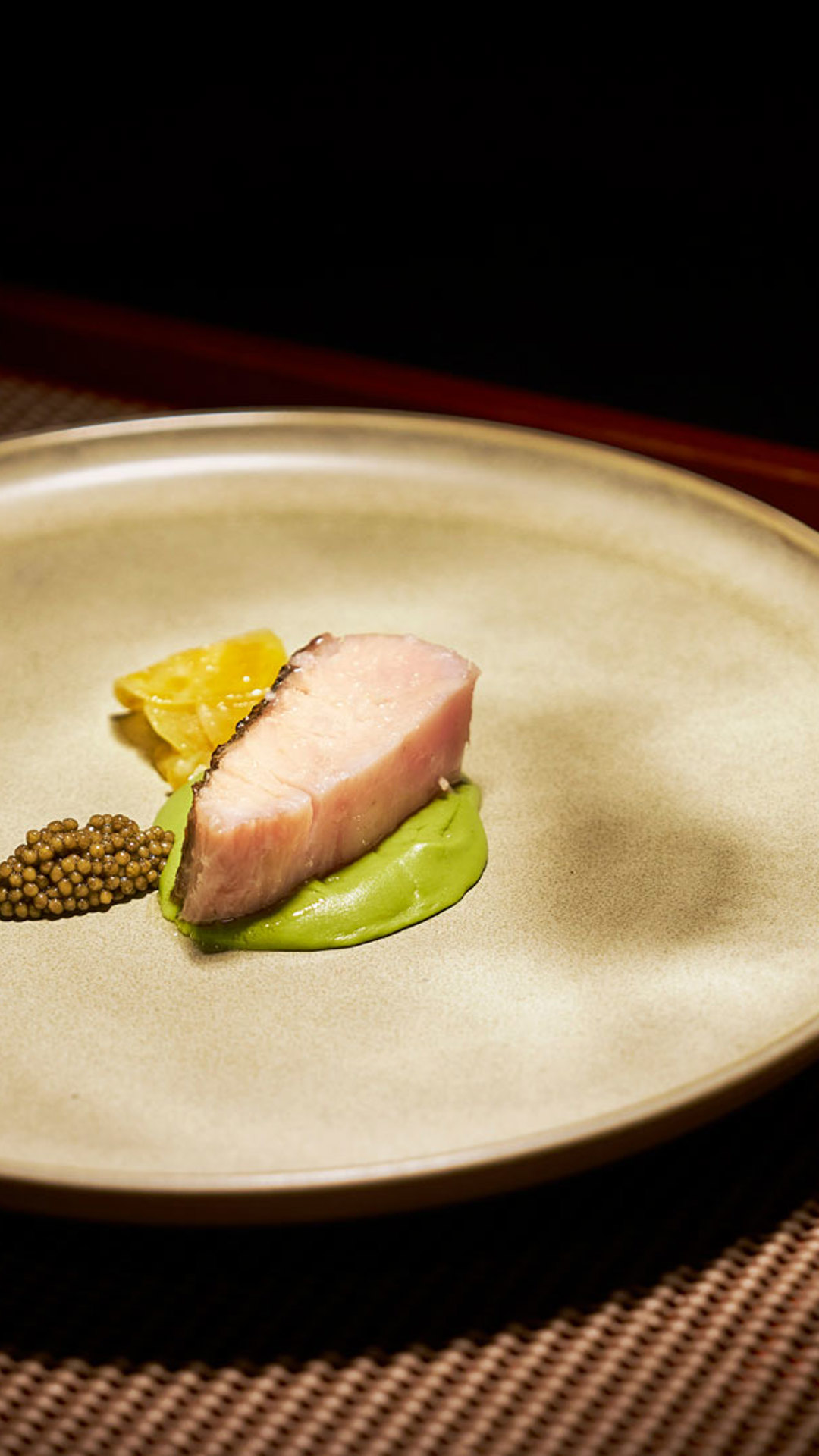 Plato de pescado decorado, inspirado en la gastronomía de la isla de Madeira.