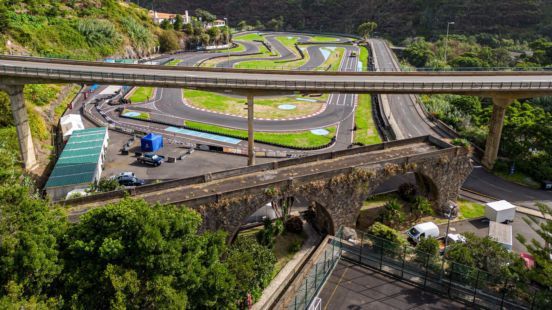 Duas pontes sobre pista de kart.