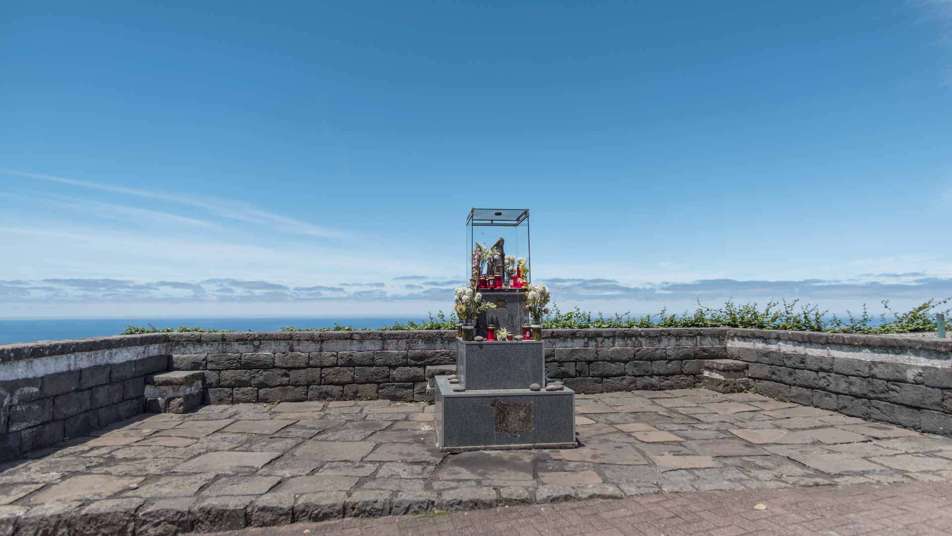 Belvédère avec monument sous ciel bleu à Madère.