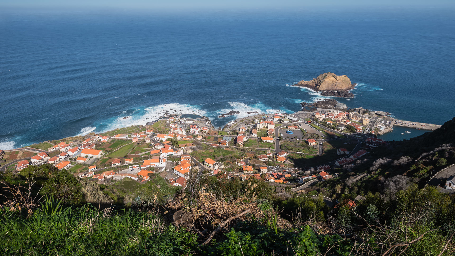 Aussichtspunkt mit Blick auf Häuser, Meer und Natur auf Madeira.