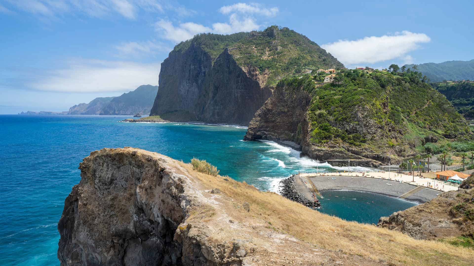 Felsenweg mit Blick auf Meer und Berge auf Madeira.