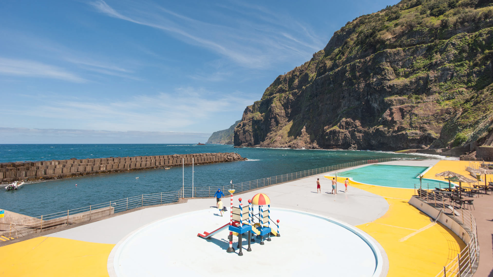 Plage avec piscine pour enfants et vue sur la montagne à Madère.