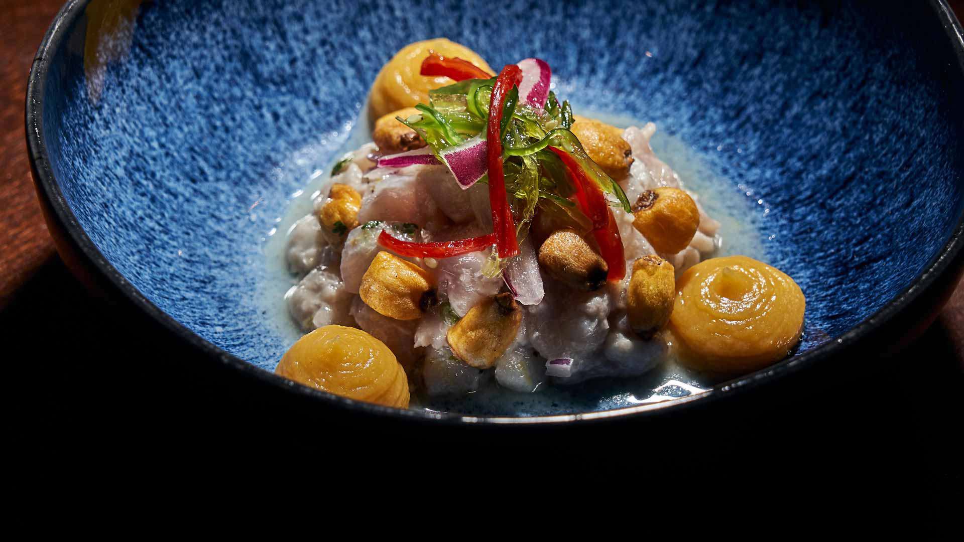 Assiette avec dressage dans un style de cuisine contemporaine au restaurant Kampo.