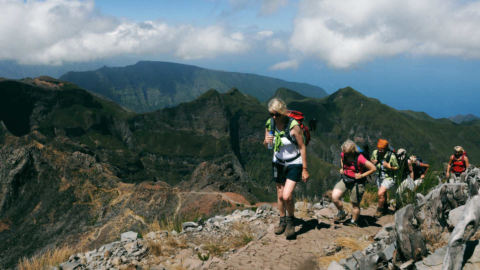 Wanderer erkunden Pfade in den Bergen Madeiras. 