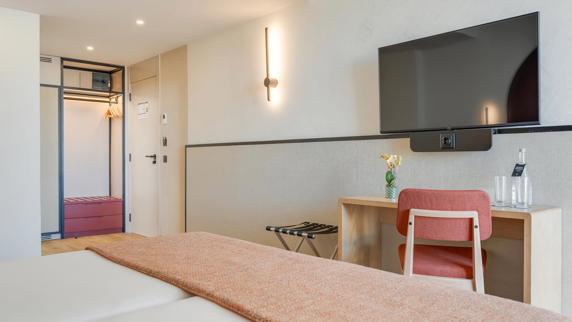 Quarto de hotel decorado no Editory Garden Carmo Funchal, com cama de casal confortável