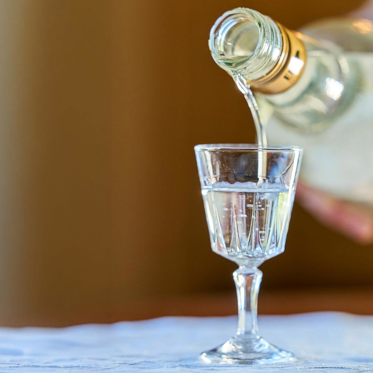 Licor de anís servido de una botella en una copa en la isla de Madeira.