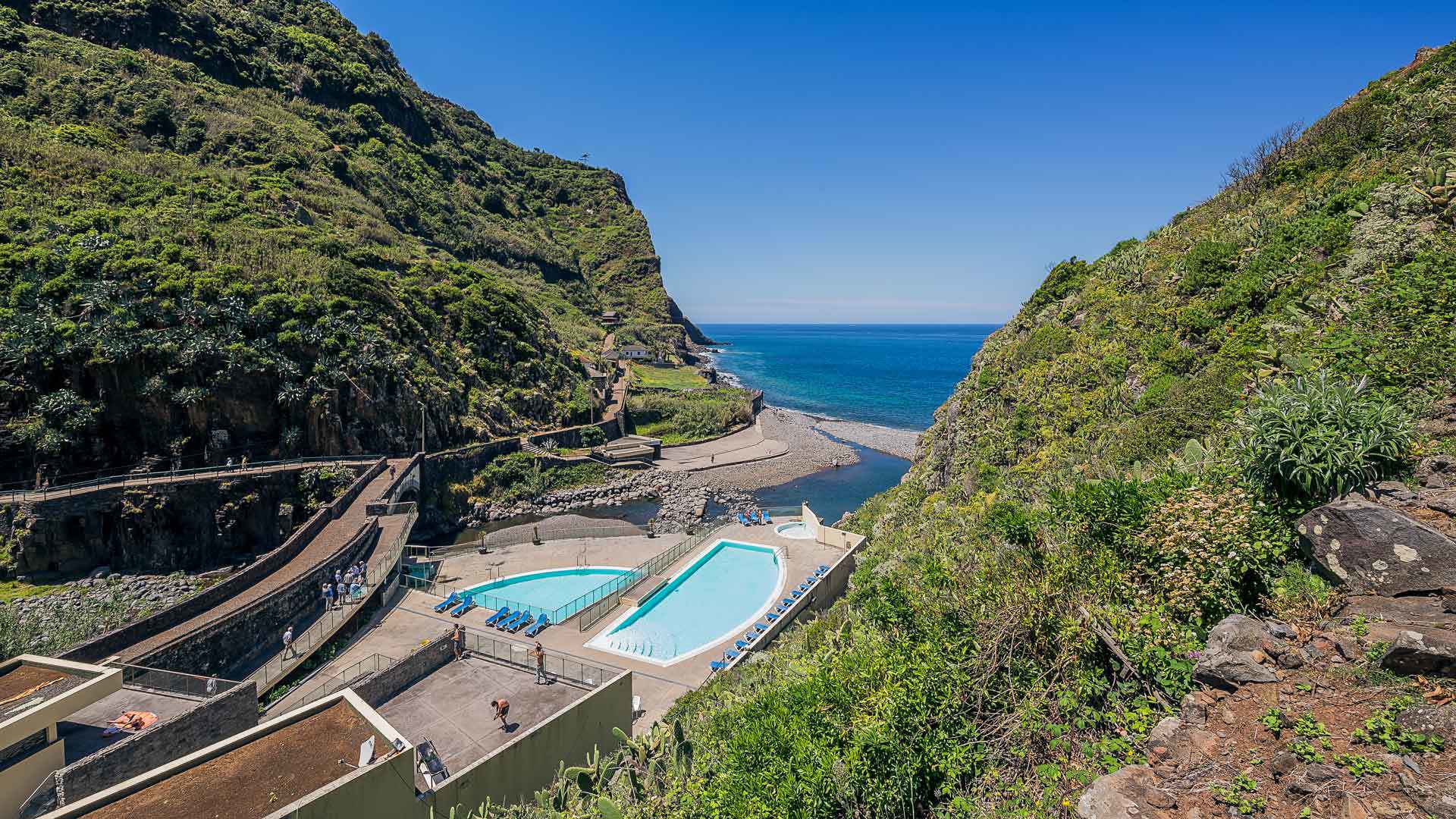 Becken zwischen grünen Bergen nahe dem Strand auf Madeira.