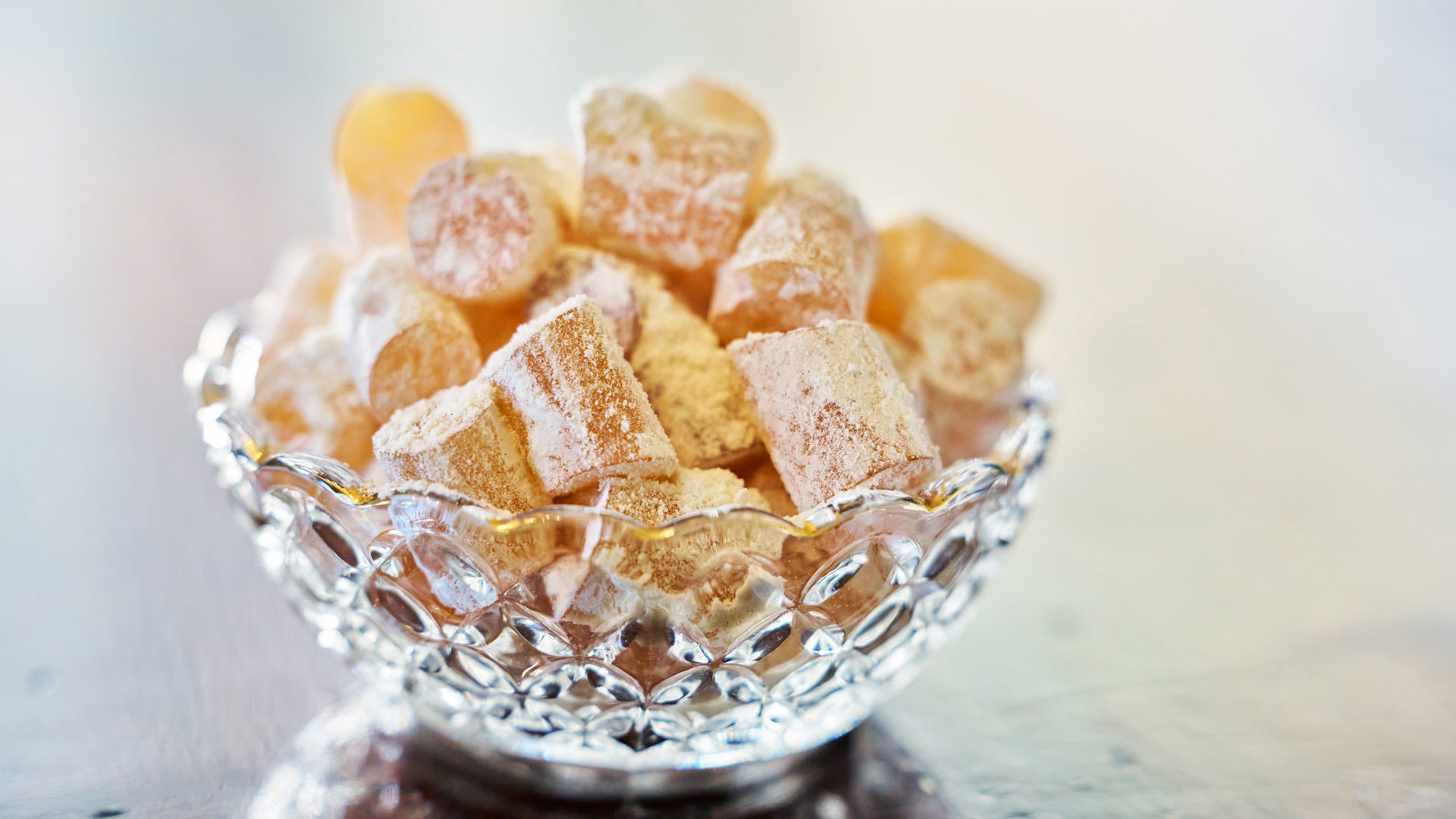 Schale mit Fenchelbonbons, eine traditionelle Süßigkeit der Insel Madeira.