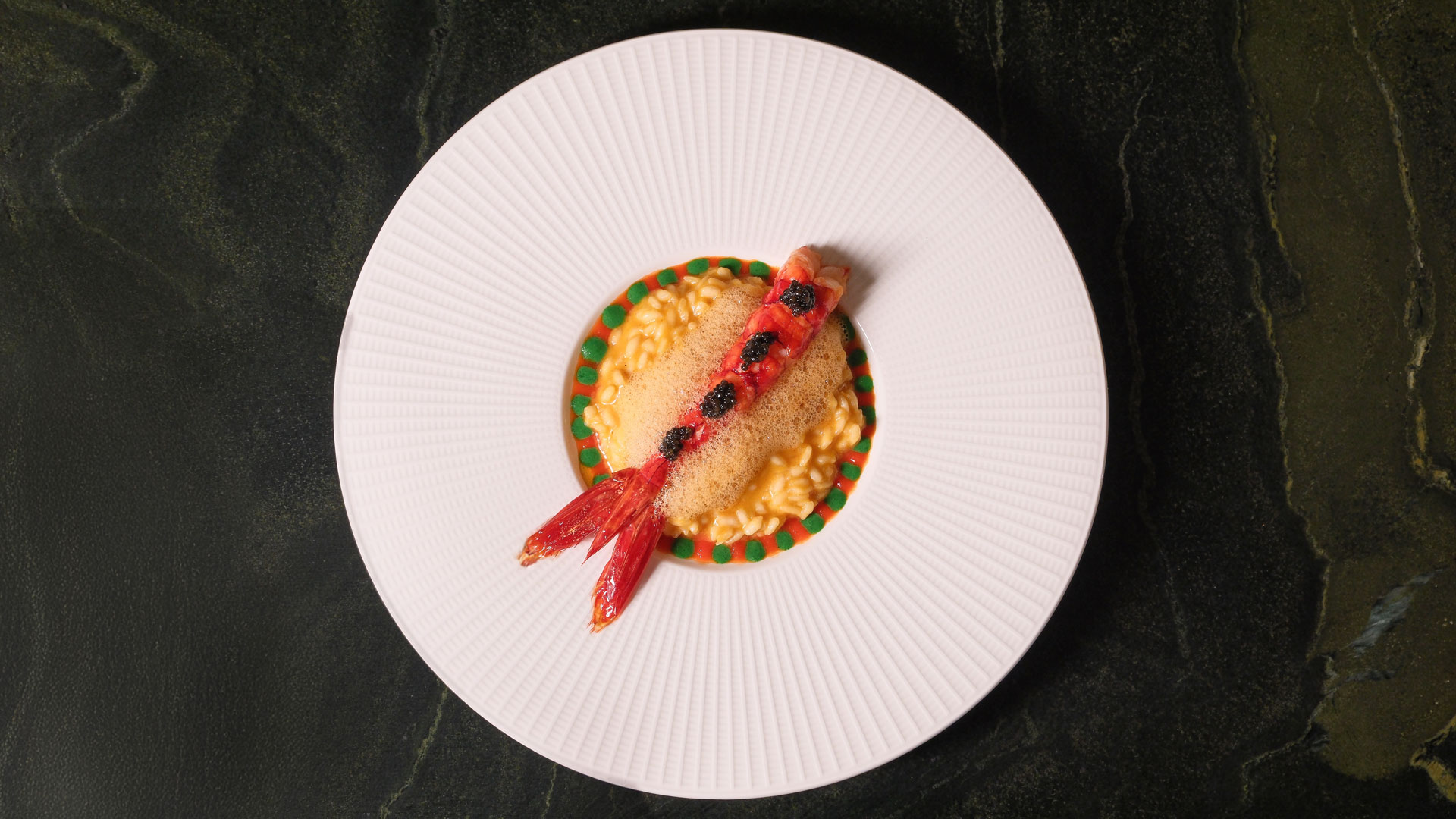 Gourmetgericht mit verschiedenen Texturen und Elementen angerichtet im Stil der zeitgenössischen Küche im Restaurant Kampo.