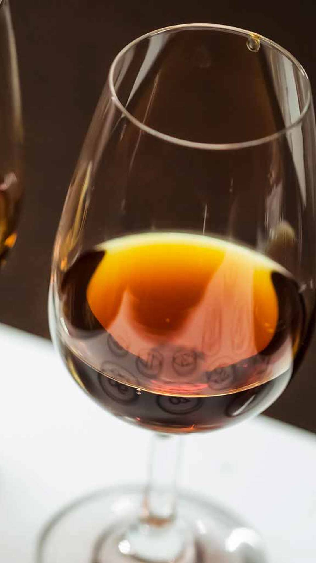 Verres de vin de Madère sur une table.