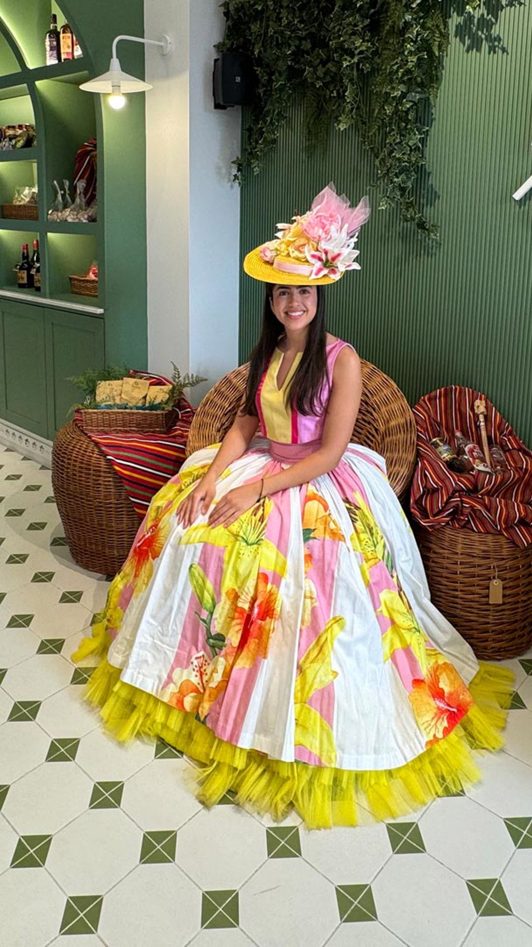 Alfombra de flores en la Oficina de Turismo de Madeira en Lisboa con mujer con traje de la Festa da Flor.