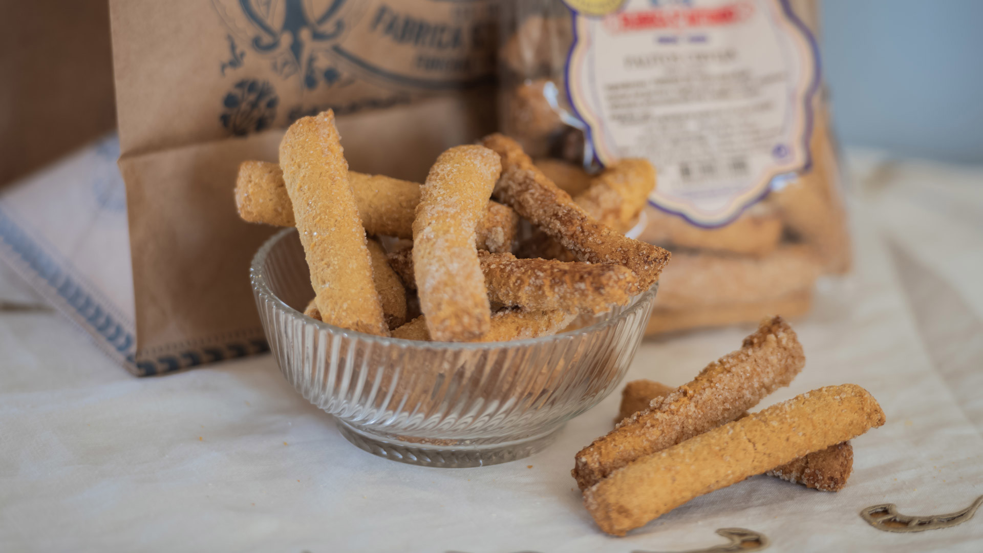 Bierstäbchen auf einem transparenten tiefen Teller serviert.