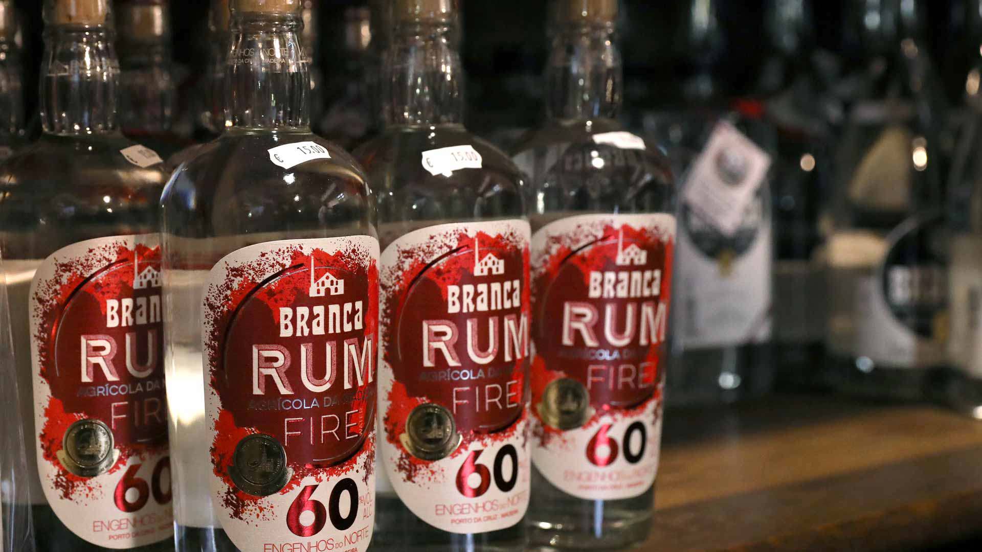 Garrafas de rum agrícola da Madeira no Engenho do Ribeiro Seco.