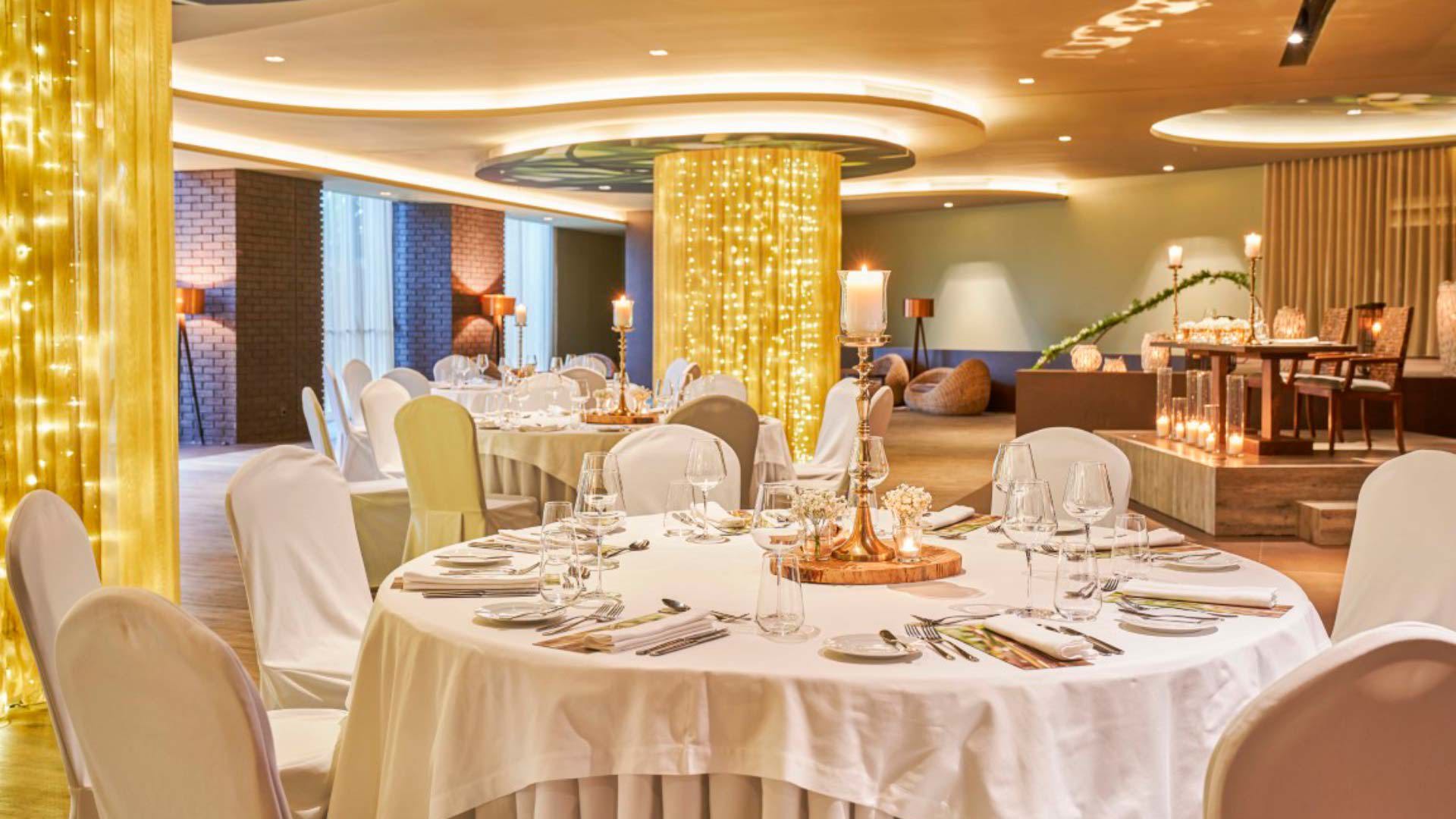 Festa de casamento com mesa de refeição decorada de forma elegante.
